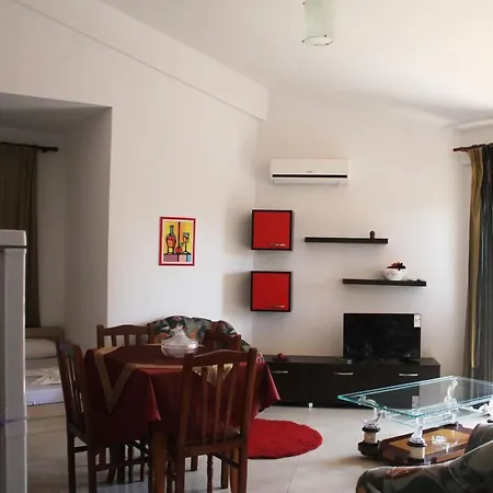 Helpet 招待所 Radhimë